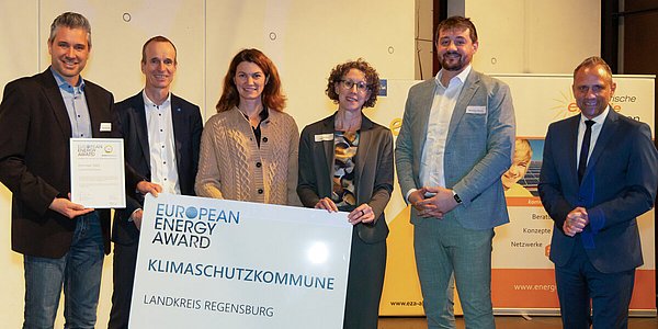 Sebastian Zirngibl (EEA-Berater von der Energieagentur Regensburg), Martin Sambale (Geschäftsführer eza!), Tanja Schweiger (Landrätin Landkreis Regensburg), Julia Schönhärl (Energiebeauftragte), Maximilian Köckritz (Wirtschaftsreferent), Thorsten Gl