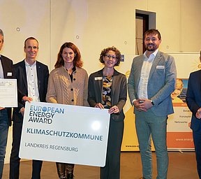 Sebastian Zirngibl (EEA-Berater von der Energieagentur Regensburg), Martin Sambale (Geschäftsführer eza!), Tanja Schweiger (Landrätin Landkreis Regensburg), Julia Schönhärl (Energiebeauftragte), Maximilian Köckritz (Wirtschaftsreferent), Thorsten Gl