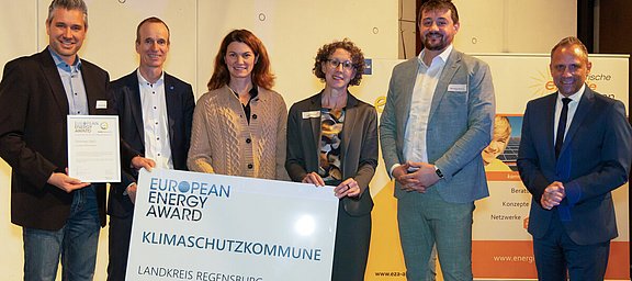 Sebastian Zirngibl (EEA-Berater von der Energieagentur Regensburg), Martin Sambale (Geschäftsführer eza!), Tanja Schweiger (Landrätin Landkreis Regensburg), Julia Schönhärl (Energiebeauftragte), Maximilian Köckritz (Wirtschaftsreferent), Thorsten Gl